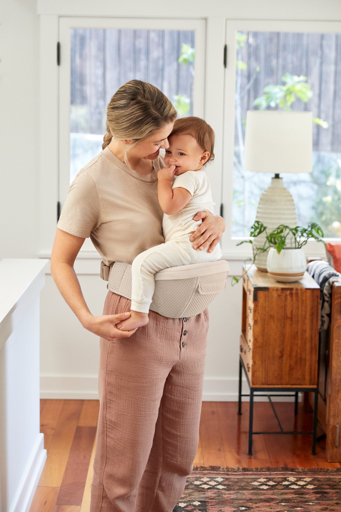 ERGOBABY ALTA HIP SEAT BABY CARRIER - NATURAL BEIGE